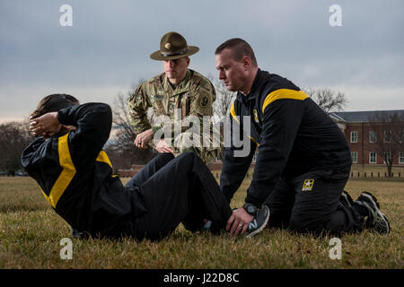 Sgt. 1. Klasse Joshua Moeller, US Army Reserve Drill Instructor und der Unteroffizier des Jahres 2016 US Armee beteiligt sich an einem Marketing-Foto-Shooting organisiert durch das Büro des Chief of Army Reserve in Fort Belvoir, Virginia, am 14. Februar, der US Army Reserve zu fördern. (Foto: US Army Reserve Master Sgt. Michel Sauret) Stockfoto