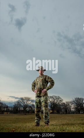 Sgt. 1. Klasse Joshua Moeller, US Army Reserve Drill Instructor und der Unteroffizier des Jahres 2016 US Armee beteiligt sich an einem Marketing-Foto-Shooting organisiert durch das Büro des Chief of Army Reserve in Fort Belvoir, Virginia, am 14. Februar, der US Army Reserve zu fördern. (Foto: US Army Reserve Master Sgt. Michel Sauret) Stockfoto