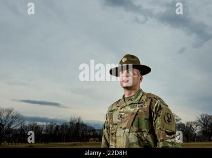 Sgt. 1. Klasse Joshua Moeller, US Army Reserve Drill Instructor und der Unteroffizier des Jahres 2016 US Armee beteiligt sich an einem Marketing-Foto-Shooting organisiert durch das Büro des Chief of Army Reserve in Fort Belvoir, Virginia, am 14. Februar, der US Army Reserve zu fördern. (Foto: US Army Reserve Master Sgt. Michel Sauret) Stockfoto