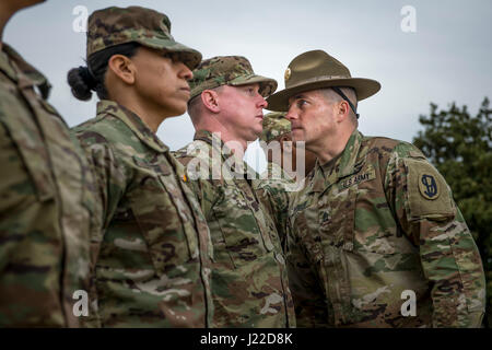Sgt. 1. Klasse Joshua Moeller, US Army Reserve Drill Instructor und der Unteroffizier des Jahres 2016 US Armee beteiligt sich an einem Marketing-Foto-Shooting organisiert durch das Büro des Chief of Army Reserve in Fort Belvoir, Virginia, am 14. Februar, der US Army Reserve zu fördern. (Foto: US Army Reserve Master Sgt. Michel Sauret) Stockfoto