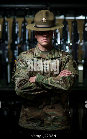 Sgt. 1. Klasse Joshua Moeller, US Army Reserve Drill Instructor und der Unteroffizier des Jahres 2016 US Armee beteiligt sich an einem Marketing-Foto-Shooting organisiert durch das Büro des Chief of Army Reserve in Fort Belvoir, Virginia, am 14. Februar, der US Army Reserve zu fördern. (Foto: US Army Reserve Master Sgt. Michel Sauret) Stockfoto