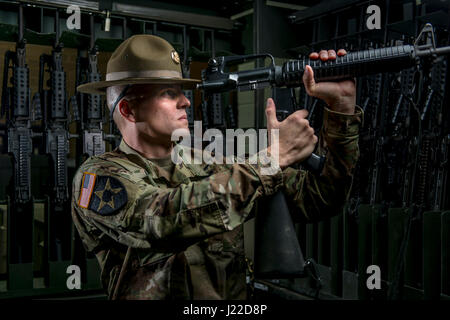 Sgt. 1. Klasse Joshua Moeller, US Army Reserve Drill Instructor und der Unteroffizier des Jahres 2016 US Armee beteiligt sich an einem Marketing-Foto-Shooting organisiert durch das Büro des Chief of Army Reserve in Fort Belvoir, Virginia, am 14. Februar, der US Army Reserve zu fördern. (Foto: US Army Reserve Master Sgt. Michel Sauret) Stockfoto