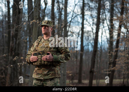 Sgt. 1. Klasse Joshua Moeller, US Army Reserve Drill Instructor und der Unteroffizier des Jahres 2016 US Armee beteiligt sich an einem Marketing-Foto-Shooting organisiert durch das Büro des Chief of Army Reserve in Fort Belvoir, Virginia, am 14. Februar, der US Army Reserve zu fördern. (Foto: US Army Reserve Master Sgt. Michel Sauret) Stockfoto