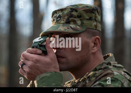 Sgt. 1. Klasse Joshua Moeller, US Army Reserve Drill Instructor und der Unteroffizier des Jahres 2016 US Armee beteiligt sich an einem Marketing-Foto-Shooting organisiert durch das Büro des Chief of Army Reserve in Fort Belvoir, Virginia, am 14. Februar, der US Army Reserve zu fördern. (Foto: US Army Reserve Master Sgt. Michel Sauret) Stockfoto
