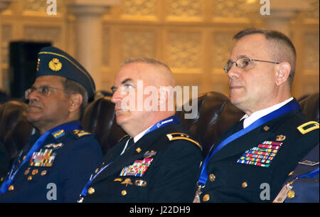 Generalmajor Blake C. Ortner, 29. Infanterie Division Kommandierender General Major General Chris Spillmann, Commander, 32. Armee Luft- und Missile Defense Command besuchen die Kuwait International Air Power und Verteidigung Symposium 27. März 2017 im Regency Hotel, Kuwait City, Kuwait. KIAPADS wurde zum Gedenken an die Befreiung von Kuwait statt. (Foto: US Army Captain Christy Hanson, 29. Infanterie-Division PAO) Stockfoto