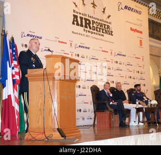 Generalmajor Blake C. Ortner, 29. Infanterie Division Kommandierender General, spricht für die Teilnehmer an der Kuwait International Air Power und Verteidigung Symposium 27. März 2017 im Regency Hotel, Kuwait-Stadt, Kuwait. KIAPADS wurde zum Gedenken an die Befreiung von Kuwait statt. (Foto: US Army Captain Christy Hanson, 29. Infanterie-Division PAO) Stockfoto