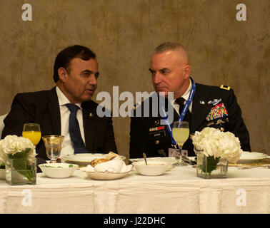 Generalmajor Blake C. Ortner, 29. Infanterie Division Kommandierender General und Pakastani Botschafter in Kuwait sprechen mittags Kuwait International Air Power und Verteidigung Symposium 27. März 2017 im Regency Hotel, Kuwait City, Kuwait. KIAPADS wurde zum Gedenken an die Befreiung von Kuwait statt. (Foto: US Army Captain Christy Hanson, 29. Infanterie-Division PAO) Stockfoto