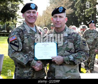 Vor der Korps I Änderung der Befehl Zeremonie stellt der kommandierenden General der US Army Forces Command (FORSCOM) General Robert B. Abrams (rechts) ausgehende kommandierenden general Generalleutnant Stephen R. Lanza, bei Joint Base Lewis-McChord, Washington, 3. April 2017 eine bemerkenswerter Service-Medaille. (US Armee-Foto von Sidney Lee, Enterprise Multimedia Center, JBLM) Stockfoto