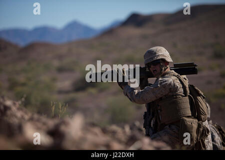 US Marine Corps Pfc. Charles S. Serdinsky, eine Assaultman mit Waffen Platoon, Golf Company, 2. Bataillon, 6. Marine Regiment 2. Marine-Division (2d MARDIV), bereitet sich auf eine M72 Light Anti-Rüstung Waffe (Gesetz) während der Zug-Level Feuer Angriff Leben Heißausbildung am Schießstand auf der US-Armee Yuma Proving Grounds für Talon Übung (TalonEx) 2-17, Yuma, a.z., 4. April 2017 grasen. Der Zweck des TalonEx war für Boden Kampfeinheiten, integrierte Ausbildung zur Unterstützung der Waffen und Taktiken Instructor Kurs (WTI) hosted by Marine Aviation Waffen und Taktiken Squadron One (MAWTS-2-17 durchzuführen Stockfoto