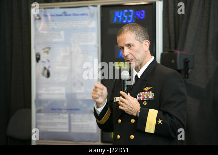 170404-N-RP435-014 NATIONAL HARBOR, MD., (4. April 2017) Rear Admiral Carl Chebi Programm Executive Officer für die Programmbefehl Executive Office, Kontrolle, Kommunikation, Computer und Intelligenz (PEO C4I) und PEO Space Systems spricht mit den Teilnehmern bei der Navy League Sea-Air-Space Ausstellung über die Schwerpunkte und Prioritäten von PEO C4I und PEO Raum. ChEBI trat andere Marine Informationen Kriegsführung (IW) Führer bietet Bemerkungen innerhalb der Marine-IW-Pavillon. PEO C4I, PEO Raum und Platz und Naval Warfare Systems Command vorhanden Demonstrationen, einschließlich Futtermittel vom US Naval Observatory Master Stockfoto