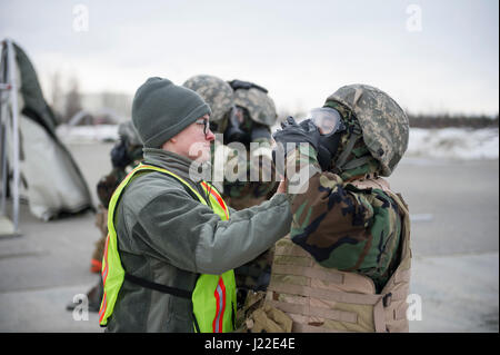Flieger der 354th Civil Engineer Squadron inspizieren und tragen während der Übung Arctic Gold 17-5 am 6. April 2017 im Spruce Lake, Eielson Air Force Base, Alaska, eine Schutzausrüstung für die Missionsstellung. Stockfoto