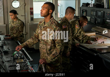 Die Betreiber von Wasserfahrzeugen der US Army Reserve von der 949th Transportation Company zeigen ihre Rollen an Bord eines Logistics Support-Schiffes in Baltimore, Maryland, wobei sie vom 7. Bis 8. April 2017 auf die Spezialgebiete der militärischen Besatzung hinweisen. Stockfoto