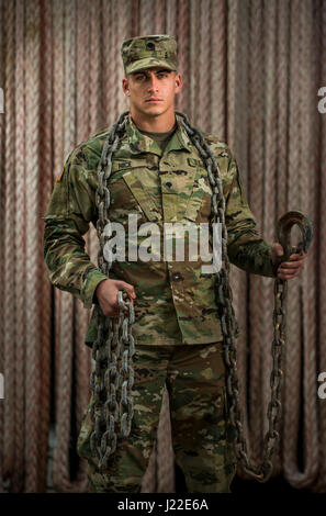 Vom 7. Bis 8. April 2017 führte ein Ingenieur der US Army Reserve von der 949th Transportation Company seine Aufgaben an Bord eines Logistics Support-Schiffes in Baltimore, Maryland, durch. Stockfoto