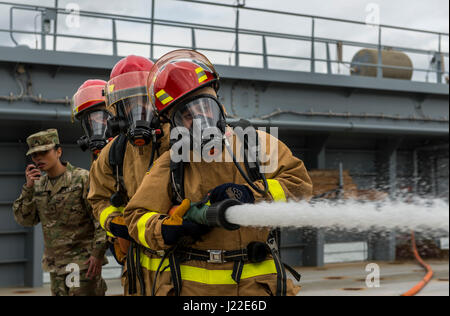 Die Betreiber von Wasserfahrzeugen der US Army Reserve von der 949th Transportation Company führen am 7. Und 8. April 2017 eine Feuerlöschübung an Bord eines Logistics Support-Schiffes in Baltimore, Maryland, durch und demonstrieren ihre militärischen Besatzungsspezialitäten im Wassermotorbetrieb, Frachtumschlag und Maschinenbau. Stockfoto