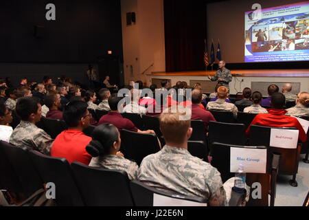 Die RoTC-Kadetten der Air Force besuchen Pfade to Blue im Welch Theater, Keesler Air Force Base, Mississippi und treffen sich auf Offiziere verschiedener Fachrichtungen. Die von der 2nd Air Force veranstaltete Veranstaltung zur Förderung der Vielfalt bot Kadetten Möglichkeiten für ein Engagement und einen Einblick in die Karriere der Air Force. Stockfoto
