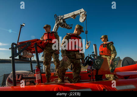 Eine Besatzung von US Armee-Reserve-Soldaten aus dem 949th Transport-Unternehmen, eine Einheit, die spezialisiert auf Jetboote Operationen, Fracht und Wasserfahrzeug Engineering, posieren mit einem hydraulischen Kran und ein Rettungsboot für eine Reihe von Porträts und Bilder Darstellung ihre militärische Besetzung Spezialitäten an Bord ein Logistik-Unterstützung-Schiff in Baltimore, Maryland, am 7. und 8. April 2017. Die Soldaten sind Spc. Dylan Nice, Spc. Huy Dinh und Spc. Angelina Utanes. Hinweis: Für die Zwecke dieses Foto-Shooting ist Utanes den Rang eines Sergeant auf ihrer Uniform tragen. (Foto: US Army Reserve Master Sgt. Michel Sauret) Stockfoto