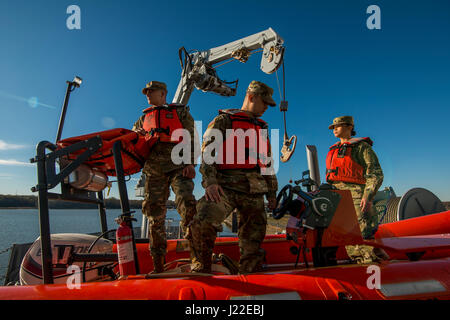 Vom 7. Bis 8. April 2017 führten Soldaten der US Army Reserve von der 949th Transportation Company Operationen an Bord eines Logistics Support-Schiffes in Baltimore, Maryland, durch, die sich auf den Transport von Wasserfahrzeugen, Frachtoperationen und Wasserfahrzeugbau mit hydraulischem Kran und Rettungsboot spezialisiert hatten. Stockfoto