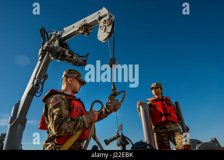 SPC. Huy Dinh und Spc. Angelina Utanes, US Army Reserve Wasserfahrzeug Betreiber Soldaten aus den 949th Transportation Company, eine Einheit, die spezialisiert auf Jetboote Operationen, Fracht und Wasserfahrzeug Engineering, posieren mit einem hydraulischen Kran und ein Rettungsboot für eine Reihe von Porträts und Bilder darstellen ihre militärische Besetzung Spezialitäten an Bord eines Logistik-Unterstützung-Schiffes in Baltimore, Maryland, am 7. und 8. April , 2017. Hinweis: Für die Zwecke dieser inszenierten Foto-Shooting ist Utanes den Rang eines Sergeant auf ihrer Uniform tragen. (Foto: US Army Reserve Master Sgt. Michel Sauret) Stockfoto