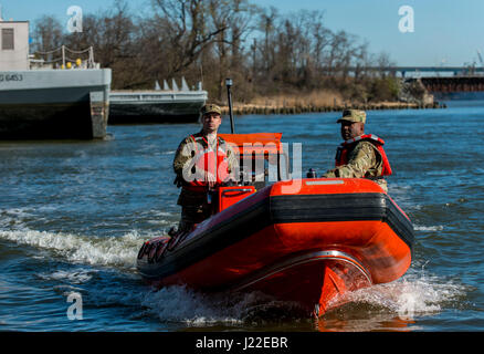 Vom 7. Bis 8. April 2017 fuhren Soldaten der 949. Transportation Company in Baltimore, Maryland. Die Einheit ist spezialisiert auf Wasserfahrzeuge, Frachtumschlag und Ingenieurwesen, und die Tätigkeit dokumentierte ihre militärischen beruflichen Spezialgebiete. Stockfoto