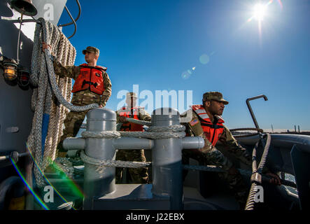 Soldaten der US Army Reserve von der 949th Transportation Company, spezialisiert auf Wasserfahrzeugeinsätze, Frachtumschlag und Wasserfahrzeugtechnik, posieren an Bord eines Schiffes in Baltimore, Maryland. Stockfoto