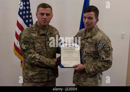 Generalmajor Michael Warren, 824th Basis Verteidigung Staffelkapitän, vergibt Staff Sgt David Green, 824th BDS Einsatztrupp Führer, mit einer Leistung-Medaille, 10. April 2017, bei Moody Air Force Base, Ga. Grün erhielt die Medaille für seine Akt des Heroismus, wenn er ein eingeschlossenes Opfer bei einem off-Base Fahrzeug Zwischenfall half. (Foto: U.S. Air Force Airman 1st Class Lauren M. Sprunk) Stockfoto