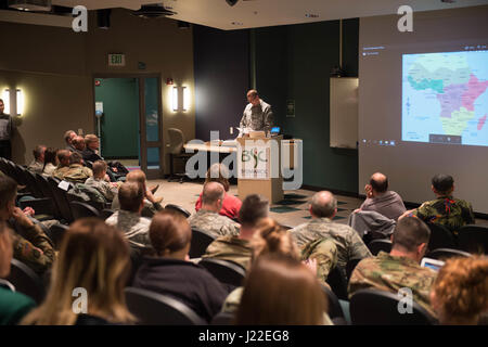 Botschafter David Gilmour, US-Botschafter in Togo, besucht mit North Dakota Regierungsbeamten über die staatliche Partnerschaft. (Foto: Mr Jonathan Haugen N.D. National Guard) Stockfoto