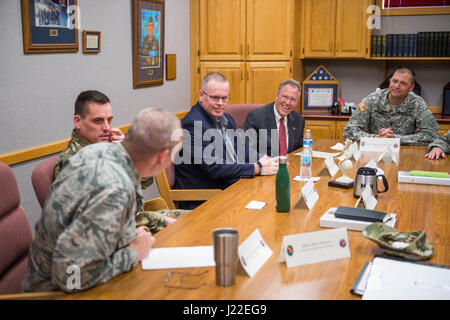 Botschafter David Gilmour, US-Botschafter in Togo, besucht mit North Dakota Regierungsbeamten über die staatliche Partnerschaft. (Foto: Mr Jonathan Haugen N.D. National Guard) Stockfoto