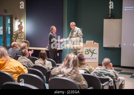 Botschafter David Gilmour, US-Botschafter in Togo, besucht mit North Dakota Regierungsbeamten über die staatliche Partnerschaft. (Foto: Mr Jonathan Haugen N.D. National Guard) Stockfoto