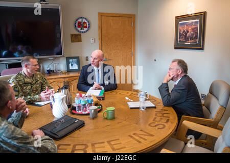 Botschafter David Gilmour, US-Botschafter in Togo, besucht mit North Dakota Regierungsbeamten über die staatliche Partnerschaft. (Foto: Mr Jonathan Haugen N.D. National Guard) Stockfoto