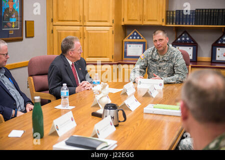 Botschafter David Gilmour, US-Botschafter in Togo, besucht mit North Dakota Regierungsbeamten über die staatliche Partnerschaft. (Foto: Mr Jonathan Haugen N.D. National Guard) Stockfoto