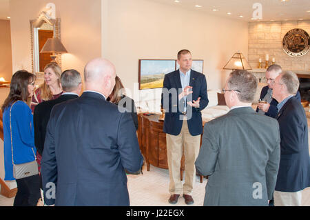 Botschafter David Gilmour, US-Botschafter in Togo, besucht mit North Dakota Regierungsbeamten über die staatliche Partnerschaft. (Foto: Mr Jonathan Haugen N.D. National Guard) Stockfoto