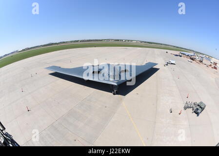 B-2A, serial #88-0331, "Spirit of South Carolina" des 509. Bombe Flügels, Air Force Global Strike Command, auf der Rampe Parkplatz bei Tinker Air Force Base in Oklahoma, bei einem Besuch 11. April 2017. Die B-2A "Tarnkappenbomber" besuchte die Basis um Hunderte von Personen, die Arbeiten zur direkten Unterstützung des Programms Flugzeuge durch kontinuierliche Software-Upgrades in Person zu sehen und besser zu verstehen, die Flugzeuge Rolle bei der Verteidigung der Nation zu ermöglichen. (U.S. Air Force Photo/Greg L. Davis) Stockfoto