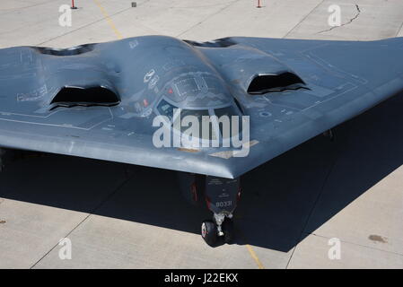 B-2A, serial #88-0331, "Spirit of South Carolina" des 509. Bombe Flügels, Air Force Global Strike Command, auf der Rampe Parkplatz bei Tinker Air Force Base in Oklahoma, bei einem Besuch 11. April 2017. Die B-2A "Tarnkappenbomber" besuchte die Basis um Hunderte von Personen, die Arbeiten zur direkten Unterstützung des Programms Flugzeuge durch kontinuierliche Software-Upgrades in Person zu sehen und besser zu verstehen, die Flugzeuge Rolle bei der Verteidigung der Nation zu ermöglichen. (U.S. Air Force Photo/Greg L. Davis) Stockfoto