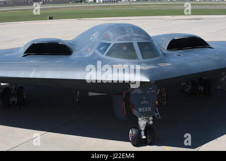 B-2A, serial #88-0331, "Spirit of South Carolina" des 509. Bombe Flügels, Air Force Global Strike Command, auf der Rampe Parkplatz bei Tinker Air Force Base in Oklahoma, bei einem Besuch 11. April 2017. Die B-2A "Tarnkappenbomber" besuchte die Basis um Hunderte von Personen, die Arbeiten zur direkten Unterstützung des Programms Flugzeuge durch kontinuierliche Software-Upgrades in Person zu sehen und besser zu verstehen, die Flugzeuge Rolle bei der Verteidigung der Nation zu ermöglichen. (U.S. Air Force Photo/Greg L. Davis) Stockfoto