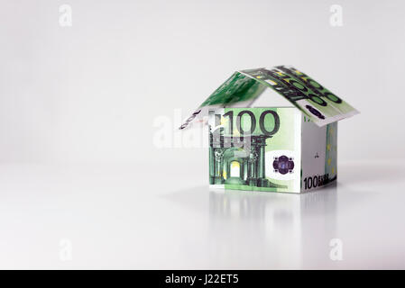 Hausgemachte von 100 Euro-Banknoten auf einem weißen Hintergrund. Stockfoto