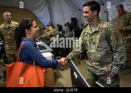 Ein Trupp aus New York zugewiesen, spezielle Operationen Joint Task Force - Betrieb innewohnende zu beheben, trifft Honorable Elise Stefanik, ein New Yorker Kongressabgeordnete und Vorsitzender des Unterausschusses der Fähigkeiten des House Armed Services Committee während einer Kongreßdelegation an die SOJTF-OIR-Zentrale in Südwestasien, 13. April 2017 und entstehenden Bedrohungen. SOJTF-OIR ist eine Unterkomponente der kombiniert gemeinsame Task Force – Betrieb innewohnende zu beheben. CJTF-OIR ist der globalen Koalition gegen ISIS im Irak und in Syrien. (Foto: U.S. Army Master Sgt. Mark Burrell, SOJTF-OIR) Stockfoto