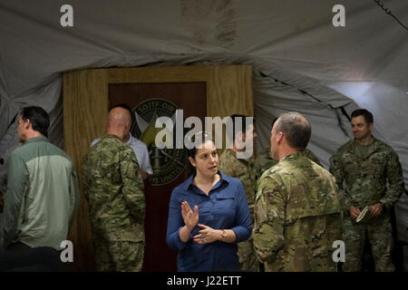 Honorable Elise Stefanik, ein New Yorker Kongressabgeordnete und Vorsitzender des Unterausschusses der Fähigkeiten des House Armed Services Committee und entstehenden Bedrohungen beschreibt den Kampf im Irak und in Syrien mit US Armee Generalmajor James Kraft, Kommandeur der Special Operations Joint Task Force - Betrieb innewohnende zu beheben, während einer Kongreßdelegation an die SOJTF-OIR-Zentrale in Südwestasien, 13. April 2017. SOJTF-OIR ist eine Unterkomponente der kombiniert gemeinsame Task Force – Betrieb innewohnende zu beheben. CJTF-OIR ist der globalen Koalition gegen ISIS im Irak und in Syrien. (US Armee-Foto von Master Sgt. M Stockfoto