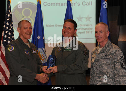 US Air Force Generalmajor Thomas Bussiere, Eighth Air Force Commander, links, und Chief Master Sgt. Alan Boling, achte Luftwaffe Befehl Chef, weit rechts, erkennt Major Patrick Villa, 608th Strategic Operations Squadron (nicht abgebildet) als einen vierten Quartal Award Gewinner während des Telefonats Hauptsitz Eighth Air Force Kommandanten Barksdale Air Force Base, Louisiana, 12. April 2017. Für die Organisation relevanten Themen wurden während der Veranstaltung, gefolgt von einer Frage- und Antwortrunde Engagement mit dem Flieger diskutiert. (Foto: Senior Airman Erin Trower US Air Force) Stockfoto