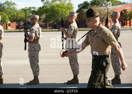 Senior Drill Instructor Staff Sgt John E. Kornegay, Platoon 3025, Ostindien-Kompanie, 3. rekrutieren Training Bataillon führt seinen Zug während einer endgültigen Bohren Bewertung 12. April 2017, ist auf Parris Island, S.C. Kornegay, 31, aus Harrisonburg, VA Ostindien-Kompanie ist Diplom 21. April 2017 geplant. Parris Island wurde die Website des Marinekorps-Rekrut-training seit 1. November 1915. Heute kommen etwa 19.000 Rekruten auf Parris Island jährlich für die Chance, United States Marines werden durch dauerhafte 12 Wochen strenge, transformative Training. Parris Island ist Heimat zu Einsteiger-eintragen Stockfoto