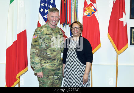 Posieren Sie von links Generalmajor Joseph P. Harrington, US-Armee Afrika Kommandierender General und Frau Deanna Swanier, senior Director der Leistungserbringung für das amerikanische Rote Kreuz, für ein Foto in der USARAF-Kommandantur in Caserma Ederle in Vicenza, Italien, 13. April 2017. (Foto von visuellen Informationen Spezialist Antonio Bedin/freigegeben) Stockfoto