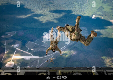 US Air Force Pararescuemen mit dem 38. Rescue Squadron springen von der Rückseite des Flugzeuges HC-130J Bekämpfung König II über Moody Air Force Base, Georgia, 13. April 2017. Pararescuemen sind qualifizierte Experten bei Airborne und militärischen Freifall Operationen, Höhenlage, niedrige Öffnung Techniken umfassen. (Foto: U.S. Air Force Staff Sgt Ryan Callaghan) Stockfoto