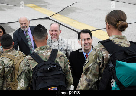 Gouverneur Scott Walker und Wisconsin National Guard Führungskräfte trat Familien und Freunde begrüßen die Wisconsin Army National Guard 32. Military Police Company zurück nach Wisconsin nach einer neun-Monats-Bereitstellung, US Naval Station Guantanamo Bay auf Kuba. Dort war die Soldaten als Teil eines Bataillons zugewiesenen Verantwortlichkeiten in sichere Haftanstalten, gewährleisten die sichere, humane und transparente Betreuung und Sorgerecht für mehr als 45 Gesetz des Krieges Häftlinge in das Verteidigungsministerium nur strategische Operationen Haftanstalt. Im Laufe ihres Einsatzes, der 32. MP Stockfoto