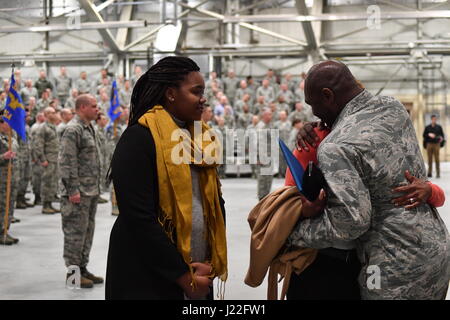 Colonel Rodney Lewis, 319th Air Base Wing Commander, umarmt seine Frau als seine Tochter Uhren, nachdem er endgültig alles nennen als der Kommandant auf Grand Forks Air Force Base, N.D., 14. April 2017. Lewis und seine Familie verließen Grand Forks AFB für das Pentagon, als Lewis die Position des Direktors der executive Action Group für die Luftwaffe Stabschef nimmt. (Foto: U.S. Air Force Airman 1st Class Elijaih Tiggs) Stockfoto