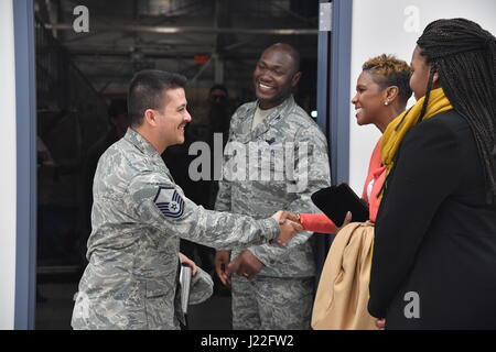 Colonel Rodney Lewis, 319th Air Base Wing Commander, und seine Familie Abschied Flieger nach seiner endgültigen All rufen als der Kommandant auf Grand Forks Air Force Base, N.D., 14. April 2017. Lewis und seine Familie verließen Grand Forks AFB für das Pentagon, als Lewis die Position des Direktors der executive Action Group für die Luftwaffe Stabschef nimmt. (Foto: U.S. Air Force Airman 1st Class Elijaih Tiggs) Stockfoto