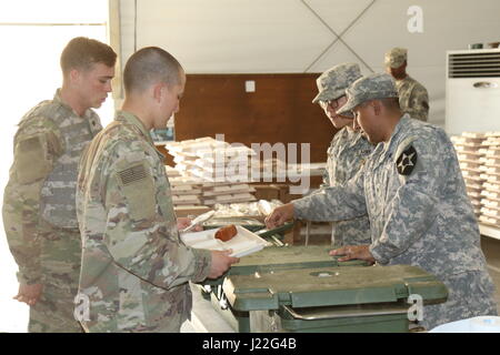 Zwei Soldaten des 571st nach vorne Unterstützungskompanie dienen eine warme Mahlzeit in der 19. Expedtionary Sustainment Command Dining Einrichtung im 1. Republik der Korea Marine Camp in Pohang, 14. April 2017. Stockfoto