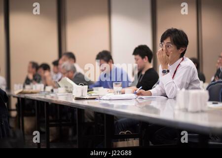 Teilnehmer machen Sie sich Notizen während der Kanto Ebene Mid Air Collision und Vermeidung Konferenz, auf Yokota Air Base, Japan, 15. April 2017. Mehr als 100 privaten japanischen Piloten nahmen an der Konferenz zur Sensibilisierung und Förderung der Sicherheit in den Himmel über der Yokota und den umliegenden Gemeinden. (Foto: U.S. Air Force Yasuo Osakabe) Stockfoto