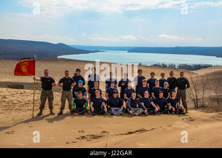 Zukünftige Marines posieren für ein Foto mit Marinekorps Personalvermittler von Recruiting Umspannwerk Cadillac am Sleeping Bear Dunes National Lakeshore, Empire, Michigan, 15. April 2017. Während der fünf-Meilen-Wanderung das Team geprobt Marinekorps Terminologie als auch vorbereitet für die körperlichen Anforderungen des Marine Corps Recruit Depot Parris Island, South Carolina. (Foto: U.S. Marine Corps Sgt. Immanuel M. Johnson/veröffentlicht) Stockfoto