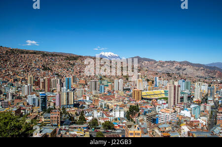 Luftaufnahme der Stadt La Paz mit Illimani Berg auf Hintergrund - La Paz, Bolivien Stockfoto