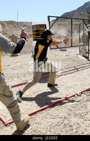 Ein Soldat der US-Armee nahm 2017 an der US Practical Shooting Association Multi-Gun Nationals in Las Vegas teil, absolvierte 14 Etappen und belegte den zweiten Platz in der Limited Division. Stockfoto