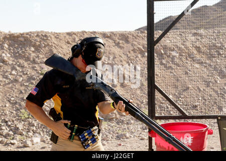 Am 15. April 2017 ließ ein Konkurrent der US Army die Schrotflinte während der United States Practical Shooting Association Multi-Gun Nationals in Las Vegas, Nevada, frei und gewann nach 14 Etappen und drei Wettkämpfen den ersten Platz in der Tactical Optics Division. Stockfoto
